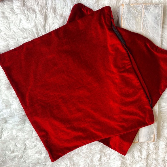 Beautiful Christmas Red Square Pillow Covers - Picture 1 of 5